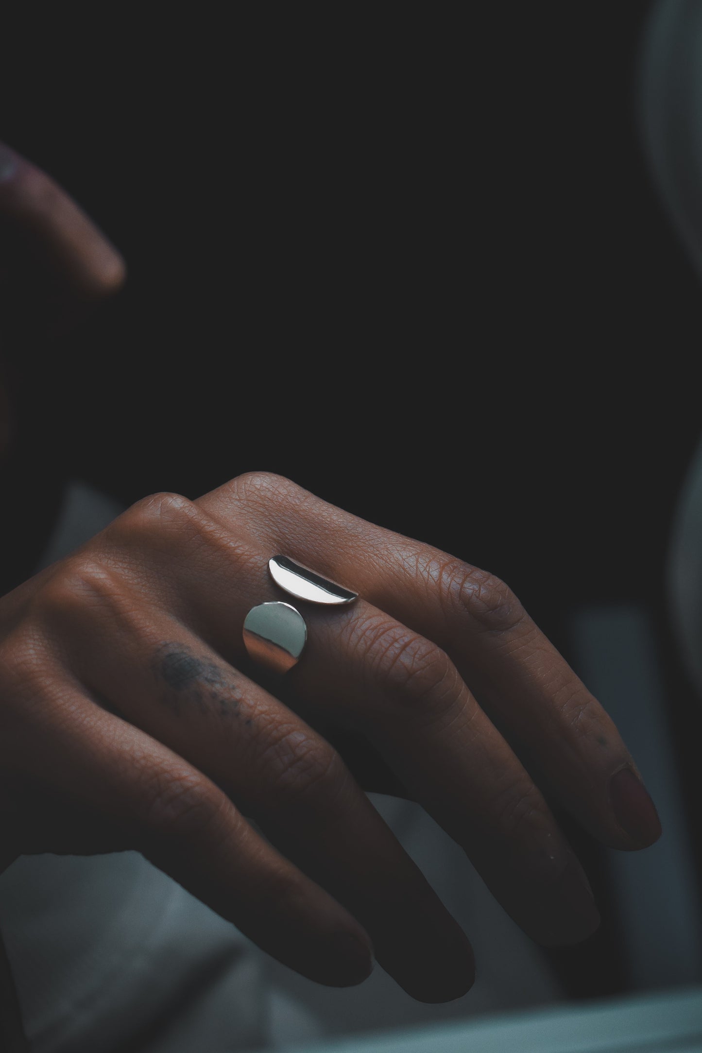 Loop-zilveren-statement-ring-onmodel