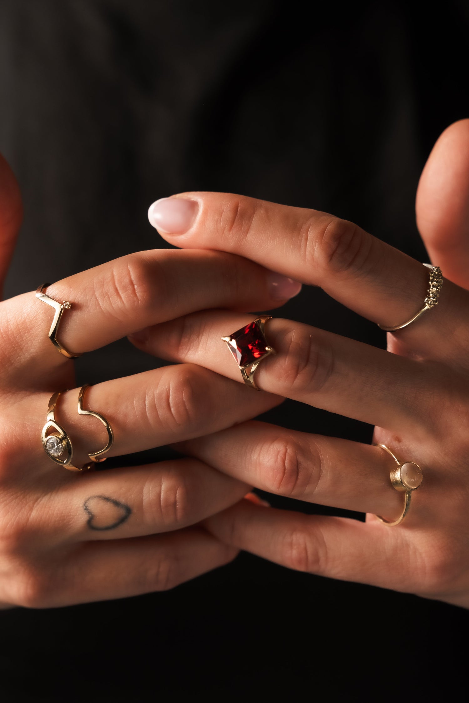 Gouden minimalistische ringen gedragen door een model