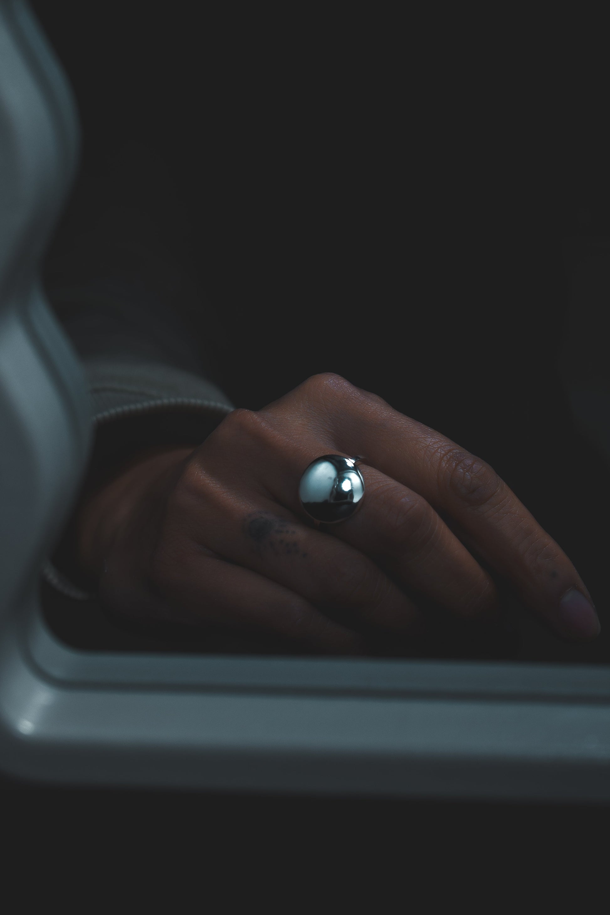 Gaze-statement-zilveren-ring-onmodel