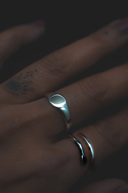 Silver Signet Ring Round on model1